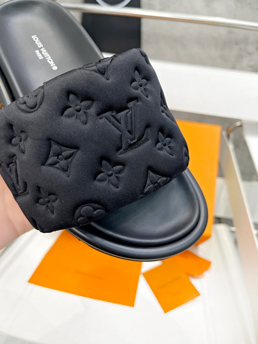 👟👟Ex-factory price 360👟👟 Women's shoes, women's clothing, LV couples' models, the counter features the latest embossed slippers, hard goods, new arrival🆕 ❥! Full of high-end feel! A popular model among bloggers at home and abroad, it’s retro and fashionable and looks amazing on your feet! Mainly recommended models on the official website ▪️Upper: Highly customized mercerized cloth➕embossed ▪️Inner lining: Imported goatskin lining ▪️Outsole: Original molded non-slip and wear-resistant foam sole ▪️Size: Female 35-41 Male 4l-45